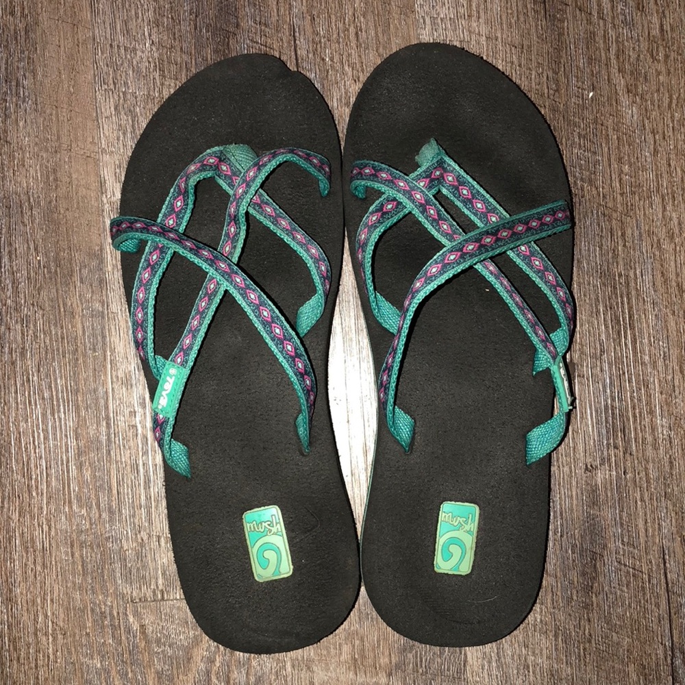 NWOT Teva Olowahu sandals